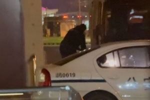 終于來(lái)了！詹姆斯搭乘包機(jī)已落地上海虹橋機(jī)場(chǎng) 球迷深夜熱情接機(jī)