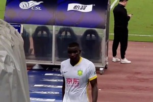 撒鹽！實(shí)拍：賽后泰山球迷朝退場(chǎng)的恩加德烏大喊“Six”